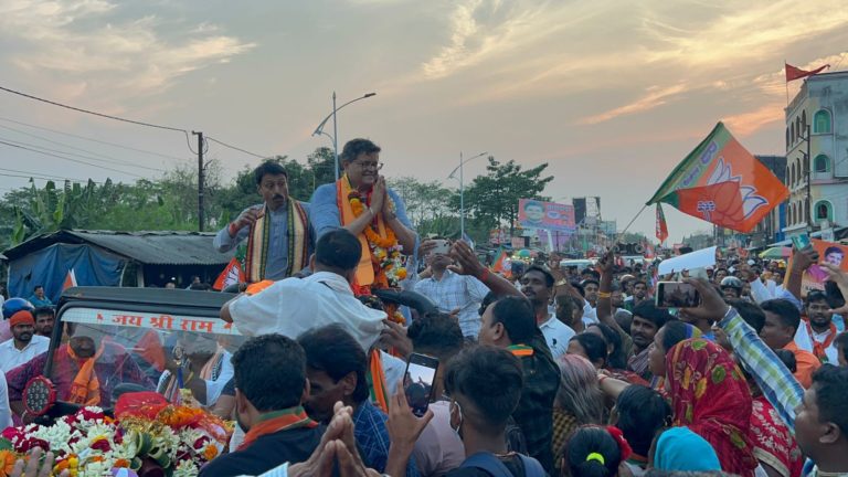 केंद्रपाड़ा लोकसभा सीट से बीजेपी उम्मीदवार जय पांडा ने किया रोडशो, समर्थन में बड़ी संख्या में उतरे लोग