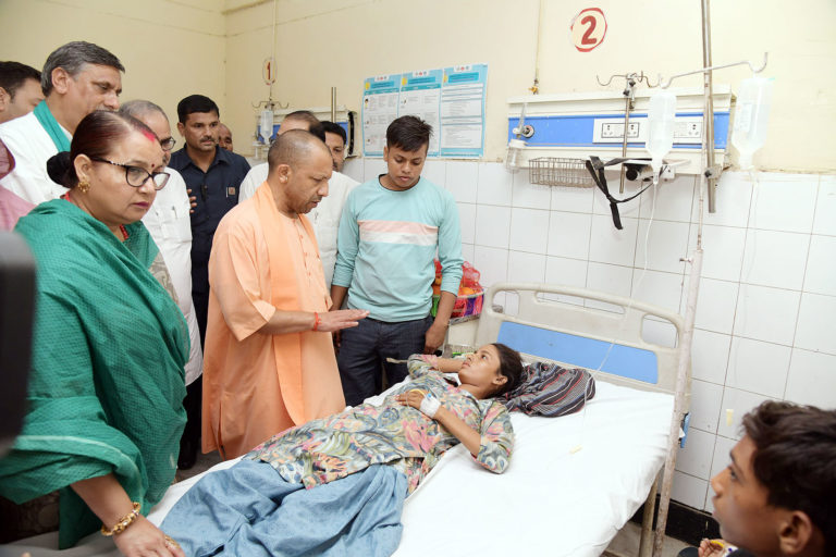 हाथरस हादसे पर एक्शन में सीएम योगी, अस्पताल पहुंचकर पीड़ितों से की मुलाकात, दोषियों के खिलाफ कड़ी कार्रवाई का दिलाया भरोसा