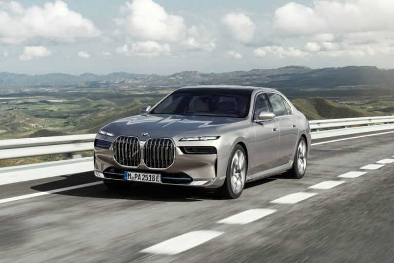 भारत में लोग लग्जरी कारों की जमकर कर रहे खरीदारी, BMW ने रचा इतिहास 