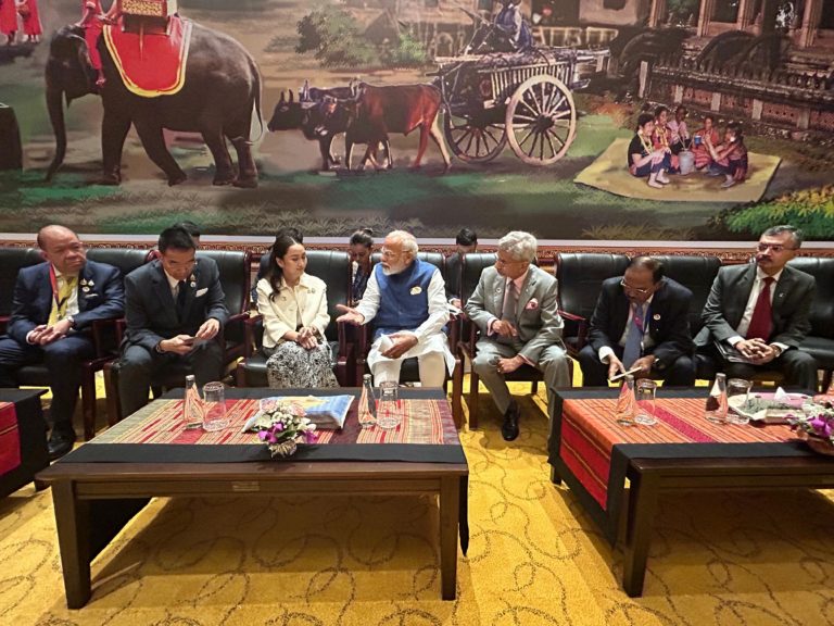 आसियान सम्मेलन में पीएम मोदी ने थाईलैंड के पीएम को दिया खास गिफ्ट, लद्दाख से है संबंध