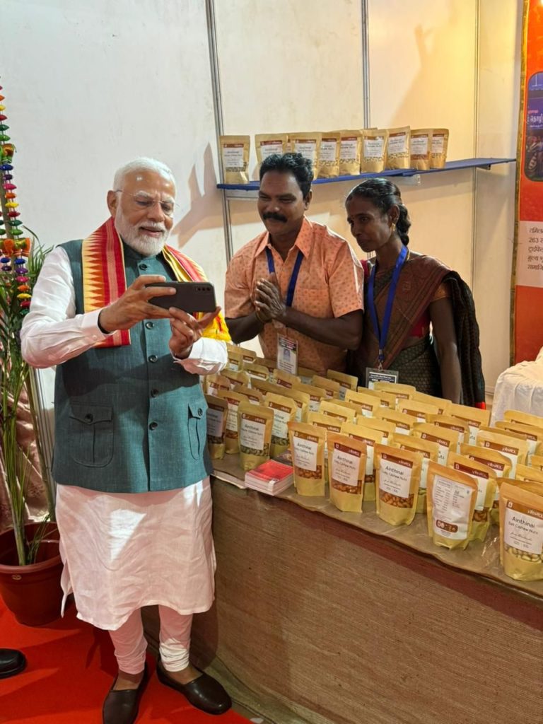 बिहार के जमुई में जनजातीय गौरव दिवस में शामिल हुए पीएम मोदी, ली ये खास सेल्फी