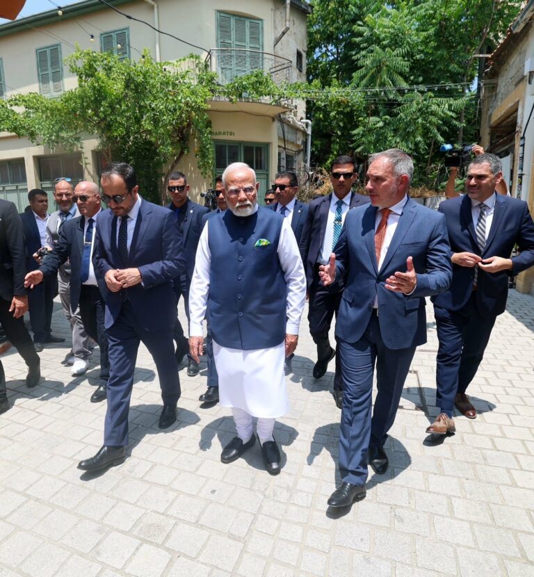 इसे कहते हैं सम्मान, साइप्रस की सांसद ने छुए पीएम मोदी के पैर