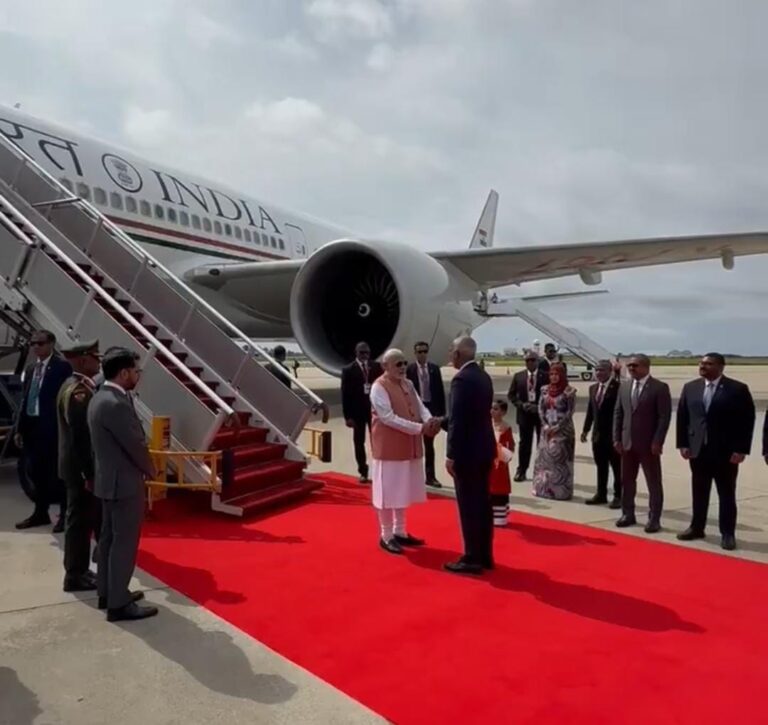 ब्रिटेन दौरे के बाद मालदीव पहुंचे पीएम मोदी, मालदीव के राष्ट्रपति मोहम्मद मुइज्जू ने एयरपोर्ट पर किया स्वागत