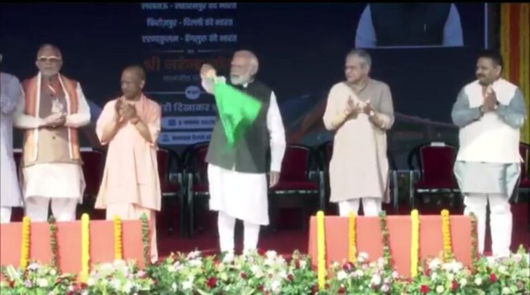 पीएम मोदी ने वाराणसी से 4 वंदे भारत ट्रेनों को दिखाई हरी झंडी, बोले- आज विकास की नई गाथा लिखी जा रही