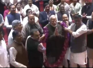 NDA рд╕рдВрд╕рджреАрдп рджрд▓ рдХреА рдмреИрдардХ рдореЗрдВ рдкреАрдПрдо рдореЛрджреА рдХрд╛ рд╣реБрдЖ рд╕рдореНрдорд╛рди, рдкреАрдПрдо рдореЛрджреА рдиреЗ рд╕рд╛рдВрд╕рджреЛрдВ рдХреЛ рджрд┐рдпрд╛ рдпреЗ рдордВрддреНрд░