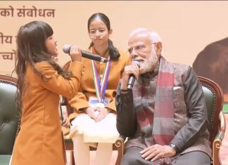पीएम मोदी के सामने छोटी बच्ची ने गया वंदे मातरम् गीत, पीएम ने की तारीफ