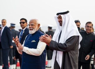 рдкреАрдПрдо рдореЛрджреА рдиреЗ рдпреВрдПрдИ рдХреЗ рд░рд╛рд╖реНрдЯреНрд░рдкрддрд┐ рдХреЛ рдЧрд┐рдлреНрдЯ рдХрд┐рдпрд╛ рд╢рд╛рд╣реА рдирдХреНрдХрд╛рд╢реАрджрд╛рд░ рдЭреВрд▓рд╛, рдПрдпрд░рдкреЛрд░реНрдЯ рдкрд░ рдкреНрд░реЛрдЯреЛрдХреЙрд▓ рддреЛрдбрд╝рдХрд░ рдХрд┐рдпрд╛ рд░рд┐рд╕реАрд╡