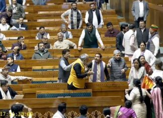 पीएम मोदी की सीट को घेरे हुईं थीं कांग्रेस की महिला सांसद, किरेन रिजिजू ने शेयर किया वीडियो