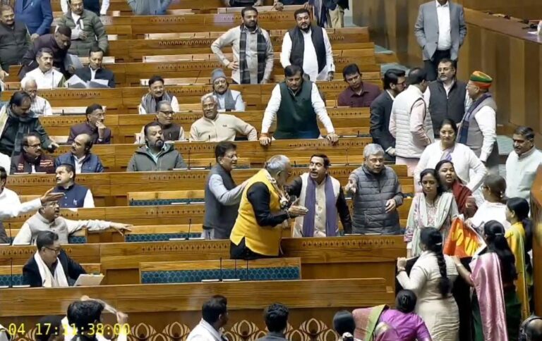 पीएम मोदी की सीट को घेरे हुईं थीं कांग्रेस की महिला सांसद, किरेन रिजिजू ने शेयर किया वीडियो