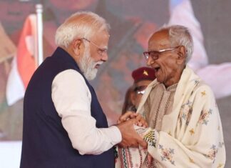 बीजेपी के सबसे पुराने कार्यकर्ता माखनलाल सरकार को पीएम मोदी ने मंच पर किया सम्मानित, पैर छूकर लिया आशीर्वाद