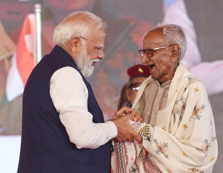 बीजेपी के सबसे पुराने कार्यकर्ता माखनलाल सरकार को पीएम मोदी ने मंच पर किया सम्मानित, पैर छूकर लिया आशीर्वाद