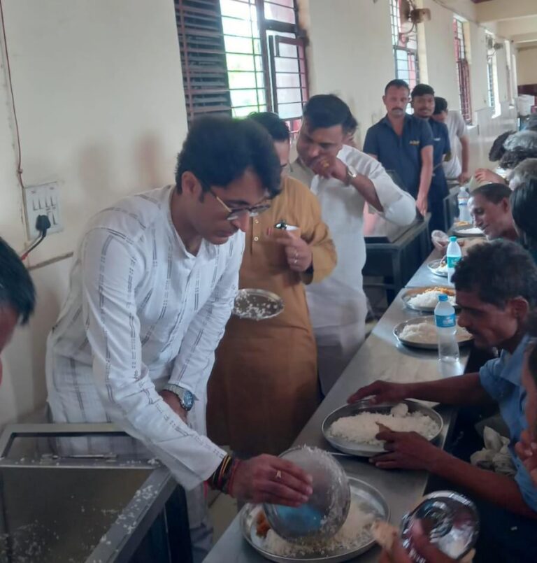 बीजेपी के राष्ट्रीय प्रवक्ता प्रदीप भंडारी ने गुरुवायुर मंदिर में श्रमसेवा कर मनाया अपना जन्मदिन