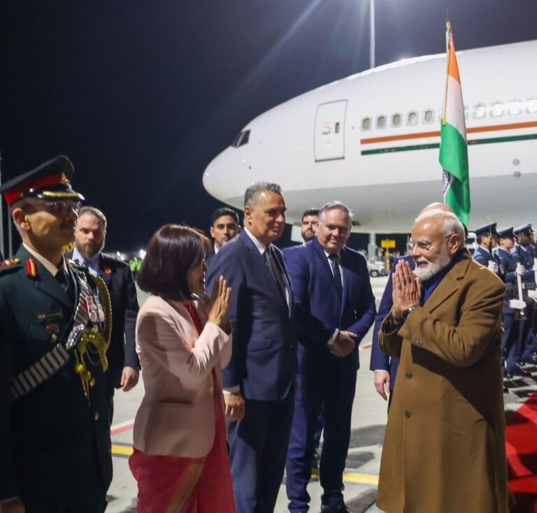 पीएम मोदी के सम्मान में रोशनी से जगमगाया न्यूजीलैंड का स्काई टॉवर