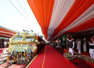 पीएम मोदी ने पहली हाइड्रोजन ट्रेन को दिखाई हरी झंडी, जानें क्या है खासियत