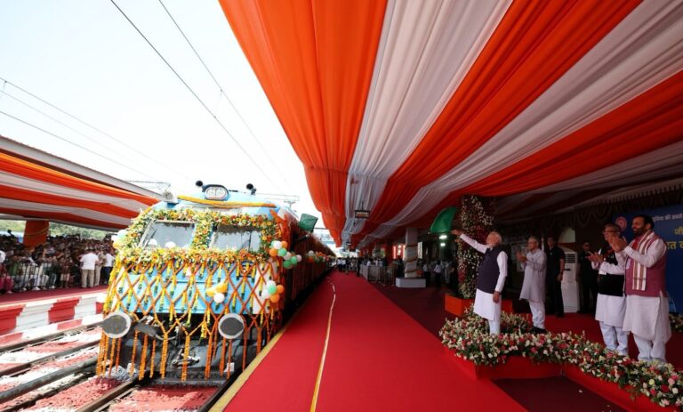 पीएम मोदी ने पहली हाइड्रोजन ट्रेन को दिखाई हरी झंडी, जानें क्या है खासियत